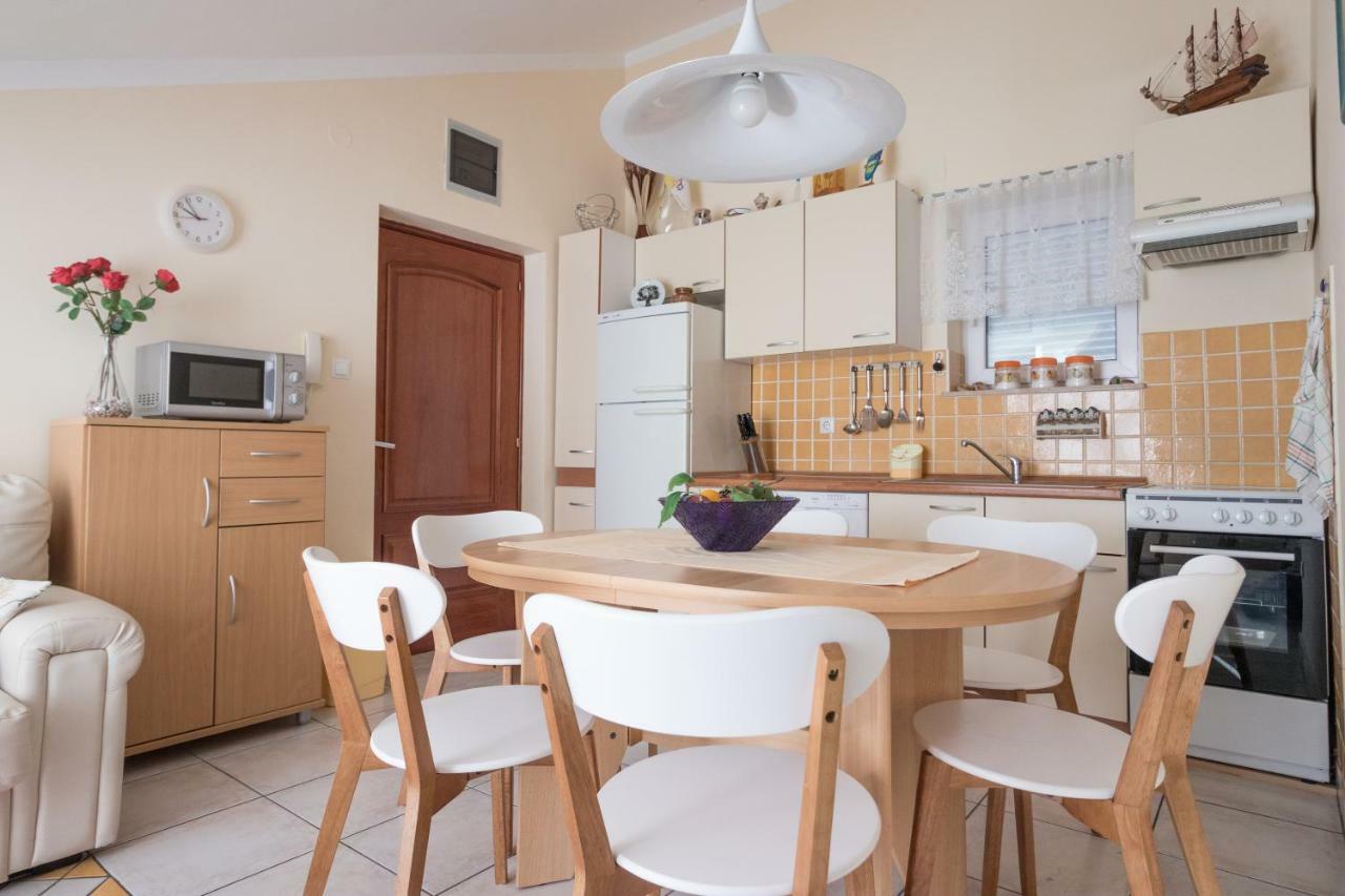 Apartman Nena トゥラニ エクステリア 写真