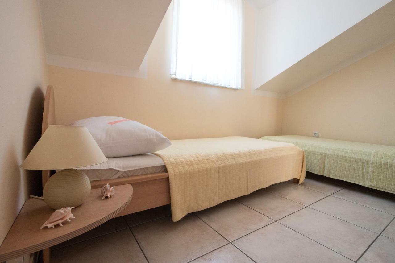 Apartman Nena トゥラニ エクステリア 写真